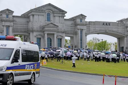 　韓国の特別検察官が家宅捜索した旧統一教会の教団本部で、集会をする信者ら＝１８日、韓国・加平（聯合＝共同）