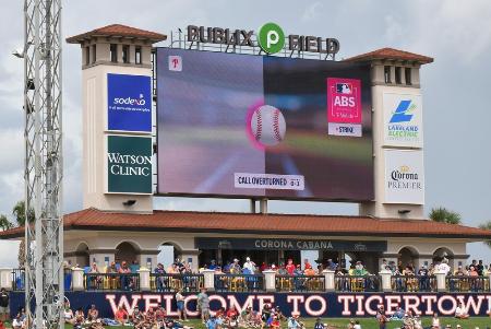 　オープン戦で球場のモニターに表示されたストライク、ボールの機械判定の様子＝１６日、レークランド（ゲッティ＝共同）