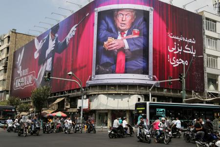 　イラン・テヘラン市内に掲示された反米の看板＝８月（ゲッティ＝共同）