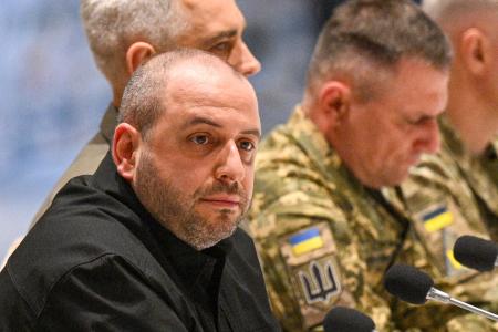 　１６日、ロシアとの直接交渉に臨んだウクライナのウメロフ国防相（左）＝トルコ・イスタンブール（タス＝共同）
