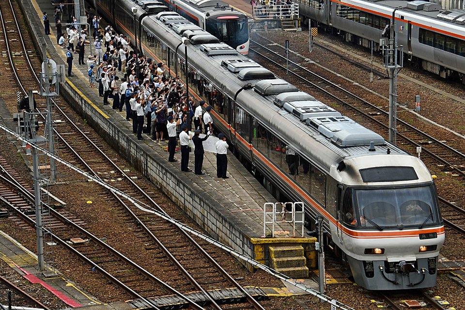 高山駅を発車する「さよならキハ８５系」号。駅構内には後継のHC８５系の姿があった＝９日午後２時、高山市昭和町