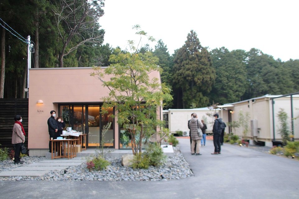 地元住民や関係者が多数訪れた内覧会。フロントにはナイトバーが常設する＝不破郡関ケ原町今須、岐阜グランピングＫＩＴＯ関ケ原