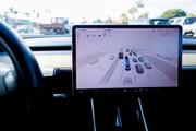 　自動運転モードで走行するテスラ車＝米カリフォルニア州、２０２３年１０月（ロイター＝共同）