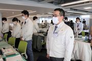 東日本大震災の発生時刻に合わせ、黙とうする栗田繁実さん（手前）＝１１日午後２時４６分、岐阜市役所
