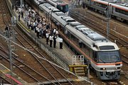 高山駅を発車する「さよならキハ８５系」号。駅構内には後継のHC８５系の姿があった＝９日午後２時、高山市昭和町