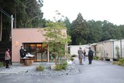 地元住民や関係者が多数訪れた内覧会。フロントにはナイトバーが常設する＝不破郡関ケ原町今須、岐阜グランピングＫＩＴＯ関ケ原