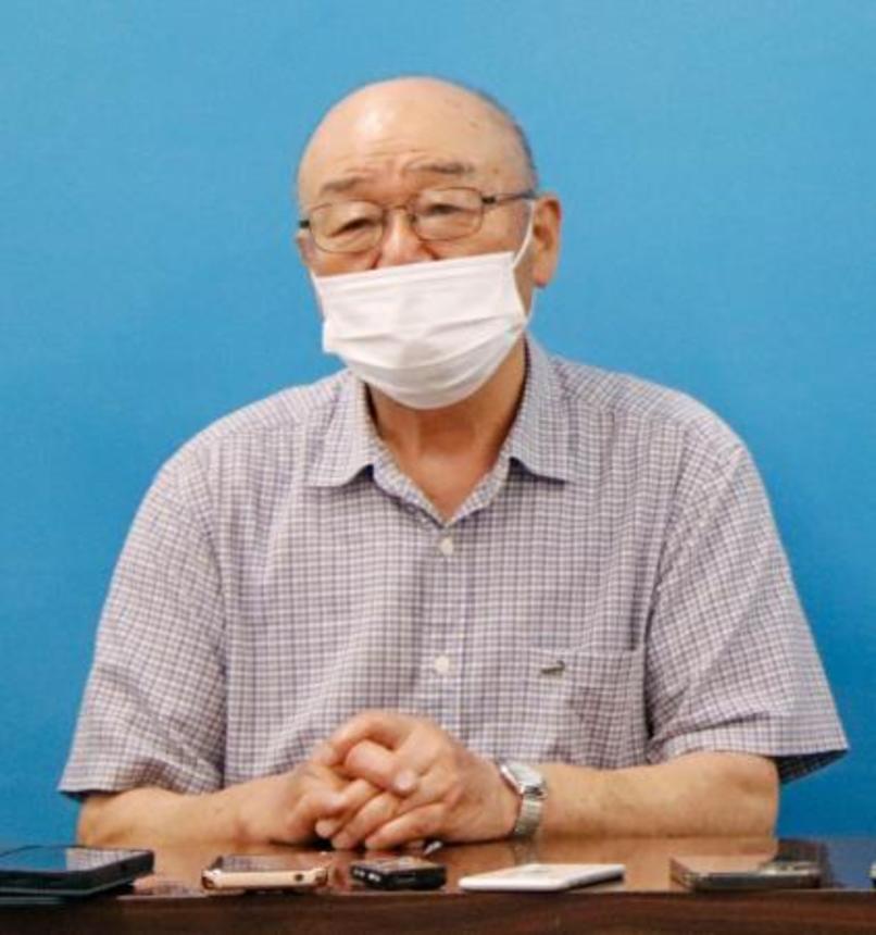 　和解成立後に記者会見する原告団長の芹川輝男さん＝１６日午後、福島県いわき市