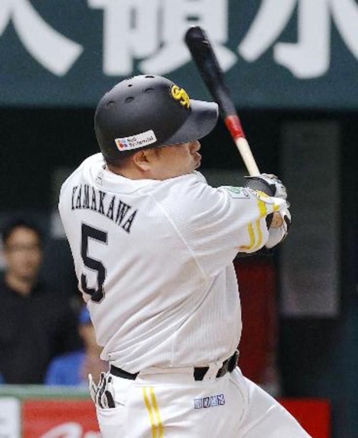 　２回ソフトバンク無死、山川が左越えに先制ソロを放つ＝みずほペイペイドーム