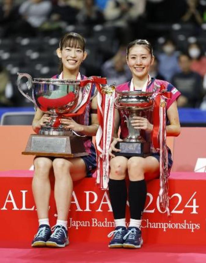 　昨年１２月、全日本バドミントン女子ダブルスで優勝し、写真に納まる志田千陽（右）、松山奈未組＝武蔵野の森総合スポーツプラザ