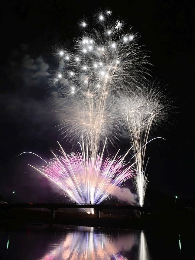 夜空を鮮やかに彩った花火＝関市武芸川町八幡