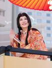 　「百万石行列」で観客に手を振る、お松の方役の北乃きいさん＝７日午後、金沢市