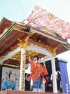やまを舞台に歌舞伎を奉納する子どもたち＝揖斐郡揖斐川町三輪、三輪神社