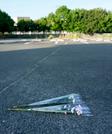 　「イオンモール熊本」前の駐車場に供えられた花束＝３１日午前６時４２分、熊本県嘉島町