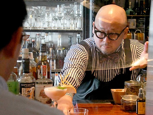ノンアルコールカクテルを振る舞う中垣繁幸さん＝岐阜市金宝町、バロッサ・コクテリエ