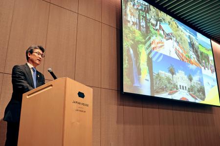 　１７日、宮崎県産品ＰＲイベントで、あいさつする宮崎県の河野俊嗣知事＝米ロサンゼルス・ハリウッド（共同）