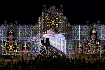 　「神戸ルミナリエ」が開幕し、色鮮やかに輝く光の回廊「ガレリア」＝３０日夜、神戸市中央区