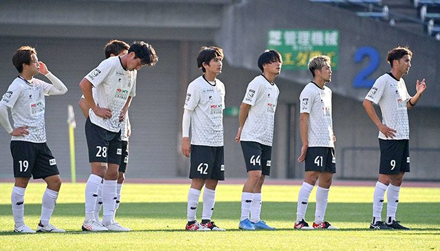 熊本に敗れ、肩を落とす岐阜の選手たち＝えがお健康スタジアム