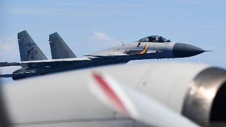　中国海軍の空母「山東」から発艦し、海上自衛隊のＰ３Ｃ哨戒機の至近距離に接近したＪ１５戦闘機＝８日（防衛省提供）