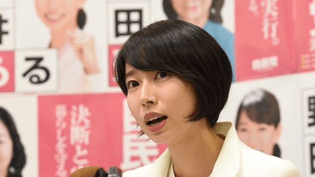 県議選多治見選挙区に自民党推薦で立候補を表明する今井瑠々氏＝１３日午後３時７分、岐阜市薮田南、県自由民主会館