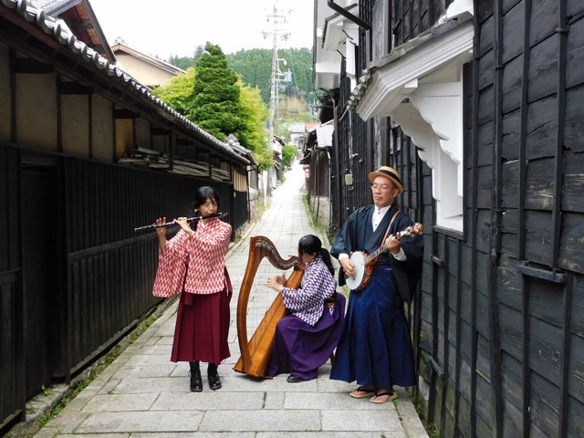動画撮影されたコトリネの２人と野中健一教授の息の合った演奏の模様＝恵那市明智町、日本大正村