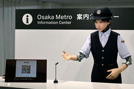 　「ヒューマノイド」を接客サービスに活用する実証実験＝３１日午後、大阪市