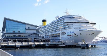 　愛知・名古屋アジア大会で選手の宿泊拠点として活用されるクルーズ船「コスタ・セレーナ」号＝２３日午後、東京都江東区