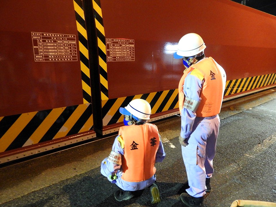 陸閘の動作確認をする水防団員＝岐阜市大宮町