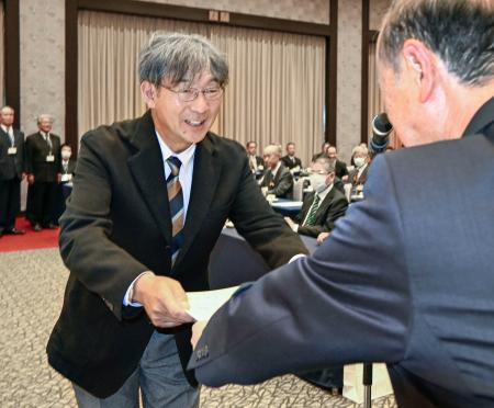 　岡山市長特別表彰を授与される市消防団の片山敬史団長＝１６日午後、岡山市中区