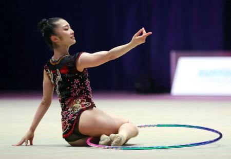 　決勝前半でフープの演技をする鈴木菜巴＝東京体育館