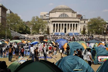 　米コロンビア大キャンパスに集まる学生デモ隊＝２０２４年４月、ニューヨーク（ＡＰ＝共同）