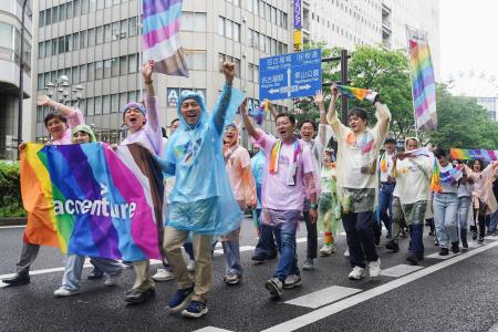 　ＬＧＢＴＱなど性的少数者の理解を広めるイベント「名古屋レインボープライド」で、名古屋市中心部を行進する参加者＝１７日午後