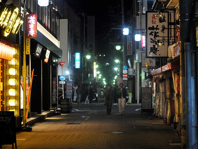 人影もまばらな岐阜市の玉宮通り＝２６日午後８時２１分、同市住田町