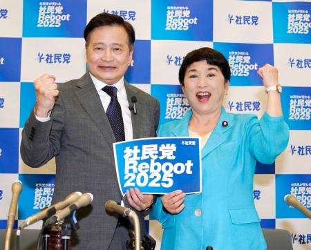 　参院選比例代表に社民党公認で立候補すると表明したラサール石井氏。右は福島党首＝３０日午後、国会