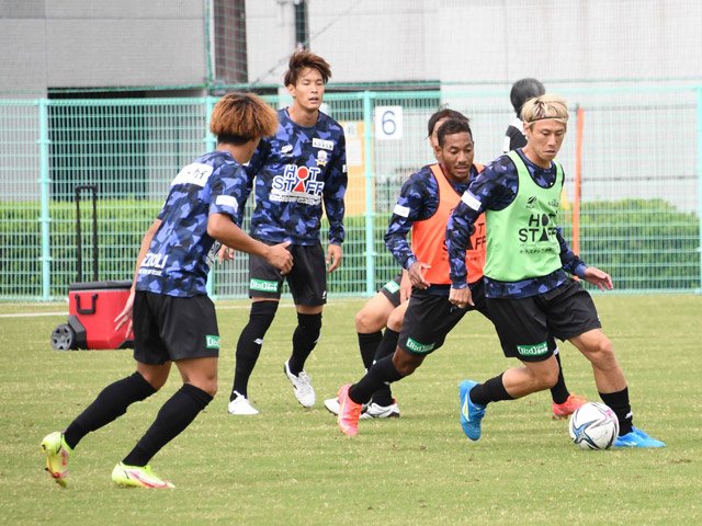 今治戦に向けて調整する川西（右端）らＦＣ岐阜の選手たち＝９月２８日、岐阜市内