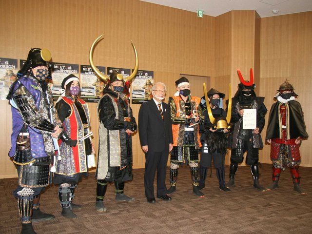 小和田哲男館長（中央）から認定証を受け取った古戦場おもてなし武将隊関ケ原組＝不破郡関ケ原町関ケ原、岐阜関ケ原古戦場記念館