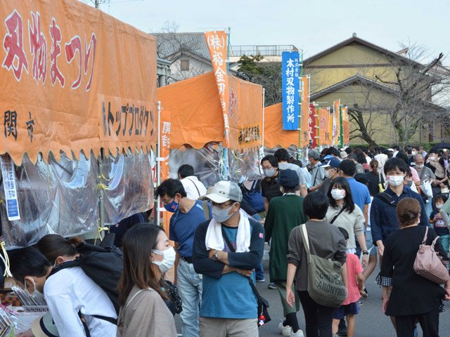 刃物大廉売市に詰めかけた大勢の来場者＝１６日午後２時３０分、関市日ノ出町、市保健センター駐車場