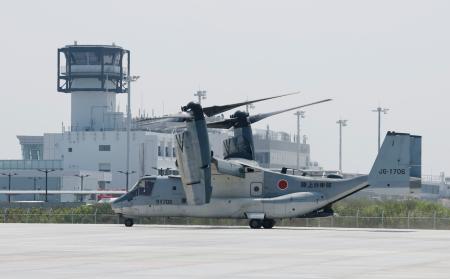 　佐賀駐屯地に到着した陸上自衛隊の輸送機Ｖ２２オスプレイ＝９日午前、佐賀市