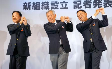 　新会社設立の記者会見でポーズをとる（左から）ＪＧＴＯの倉本昌弘副会長、諸星裕会長、ＮＳＳＫの津坂純社長＝２６日、東京都千代田区