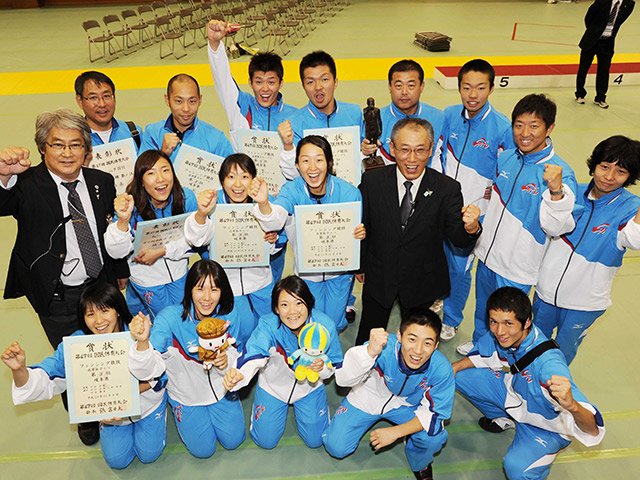 ２０１２年のぎふ清流国体で、史上初の競技別天皇杯５連覇を果たした県勢選手ら。同年以降も３度の競技別天皇杯を獲得し、通算１３度は全国最多。「王国」の名にふさわしい活躍を見せている