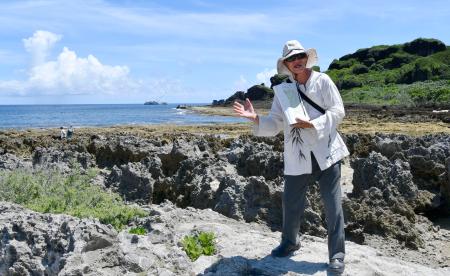 　生き残った日本兵らが上陸したとの証言がある海岸で説明する念吉成氏＝６月、台湾南部・屏東県（共同）