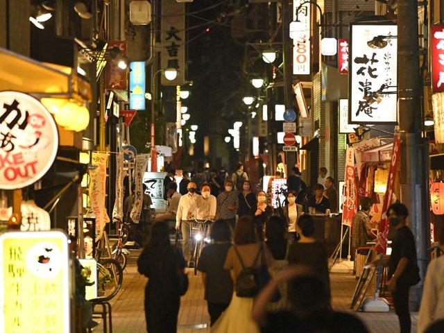 緊急事態宣言が解除され、明かりがともった玉宮かいわい＝１日午後７時１８分、岐阜市住田町