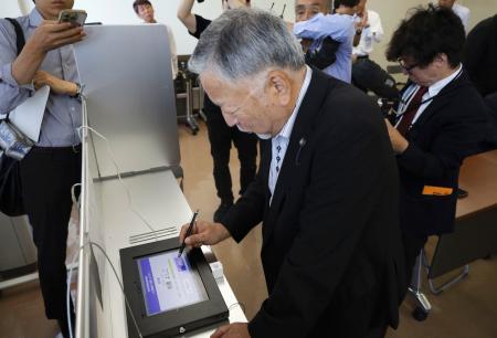 　富山県舟橋村で行われた、タブレット端末による電子投票の模擬投票＝１２日午前