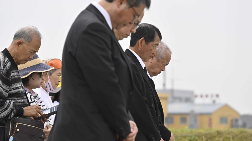 事故から３０年の慰霊式典で黙とうをささげる遺族ら＝２６日午後１時３分、愛知県春日井市、やすらぎの園