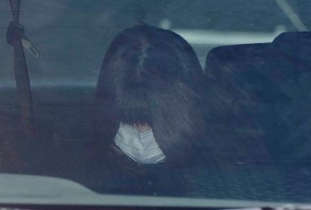 　送検される平菜々美容疑者＝２７日午後１時５分、和歌山東署