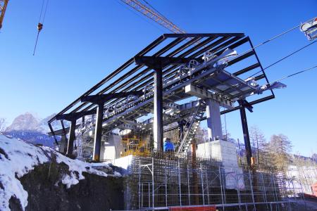 　イタリア・コルティナダンペッツォで冬季五輪に合わせて建設されているケーブルカー＝１５日（共同）