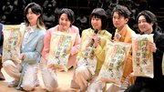 徳川将軍家御膳米を手に記念写真に納まるモナキのメンバーと真田ナオキさん（右）＝輪之内町中郷新田、町文化会館