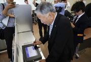 　富山県舟橋村で行われた、タブレット端末による電子投票の模擬投票＝１２日午前