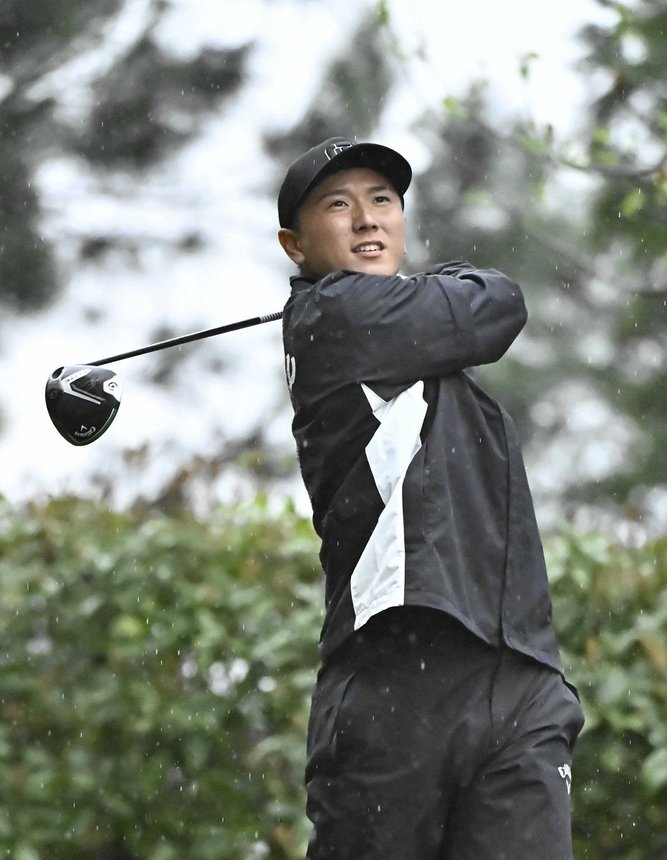 ９番でティーショットを放つ山田玄彩＝各務原ＣＣ（撮影・堀尚人）