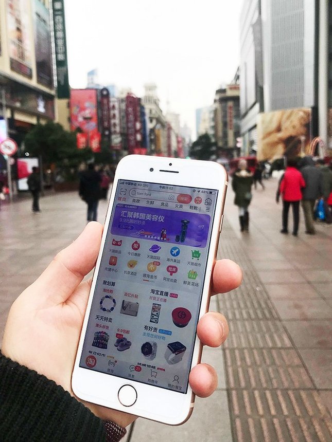 中国で普及するインターネット販売アプリ。消費市場は巨大化している＝上海市