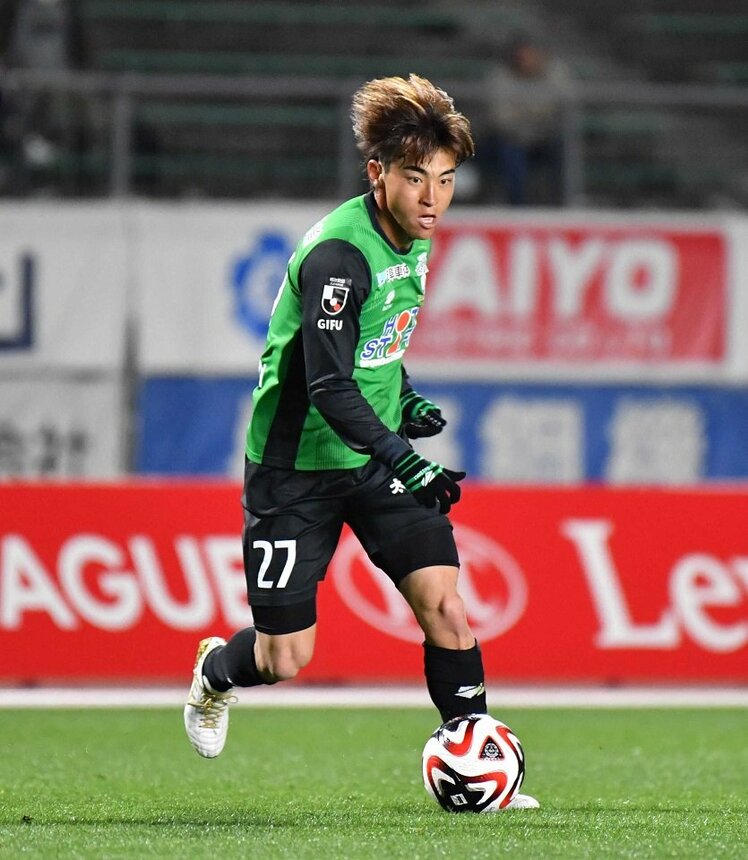 ＦＣ岐阜×大宮＝後半、相手陣内に攻め込むＦＣ岐阜のＦＷ横山＝長良川競技場
